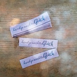 Этикетка тканая "handgemachtes Gluck" 16*70мм, 100% полиэстер, Acufactum Ute Menze, 35301